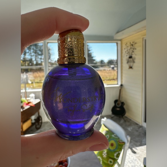 Taylor Swift “wonderstruck” perfume - Picture 2 of 3